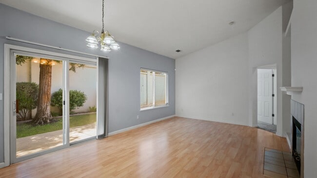 Building Photo - 3 bed 2 bath in Green Valley!
