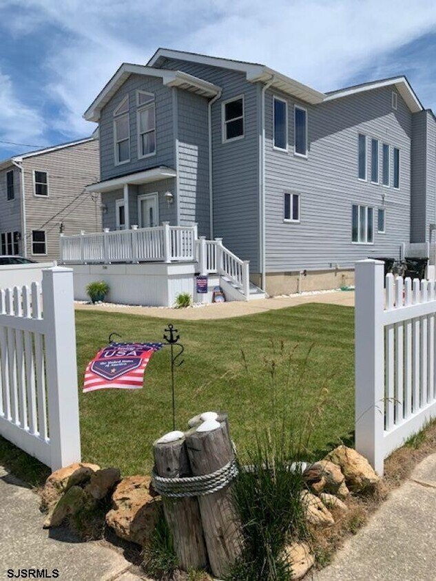 Primary Photo - 700 W Beach Ave