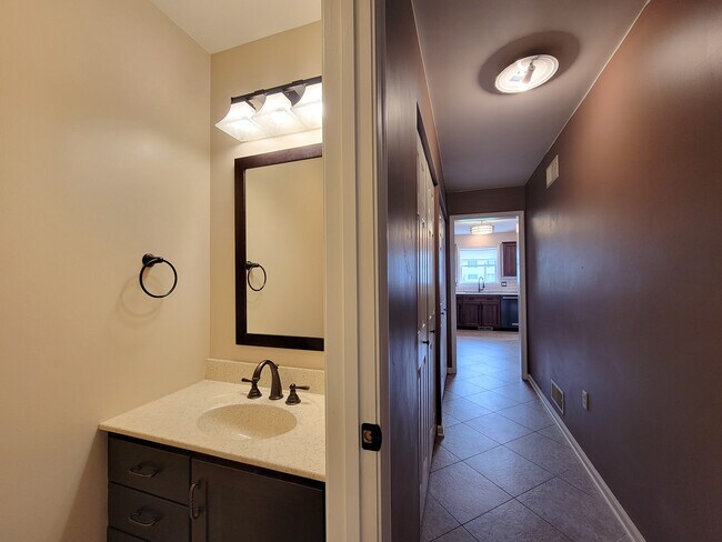 Foto del edificio - 390 Acorn Cir