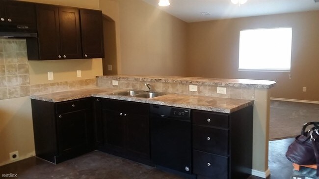 Building Photo - 3 br, 2 bath Duplex - 5583 W Newell St