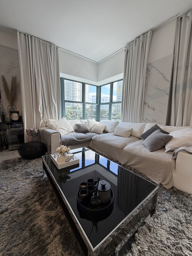 Foto del edificio - 2421 Lake Pancoast Dr