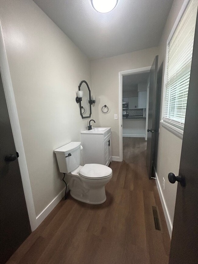 Building Photo - Newly Renovated 3 Bed House w/ 2 Family Rooms