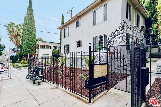 Foto del edificio - 2401 Beachwood Dr