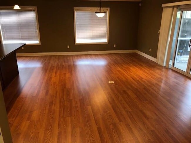 Building Photo - 3 Bedroom, 2 bathroom 1600 square foot single family home