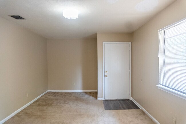 Foto del edificio - 709 Pointe Ct