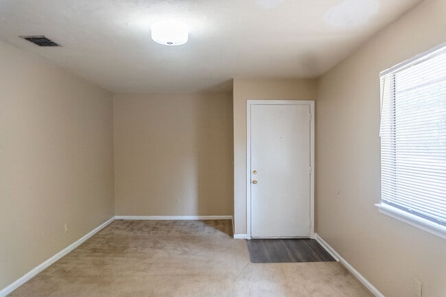 Building Photo - 709 Pointe Ct
