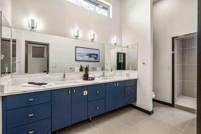 Building Photo - Sleek & Chic @ Cherry Street