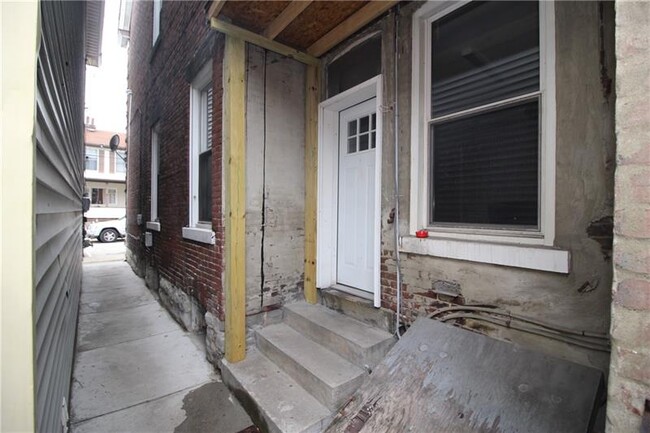 Building Photo - 224 8th St