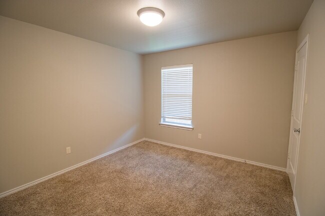 Building Photo - "Spacious 3-Bedroom Duplex -Your Perfect H...