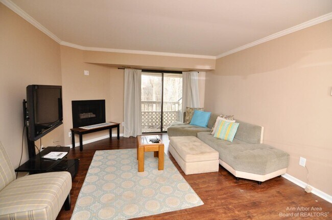 Building Photo - 3005 Fernwood Ave