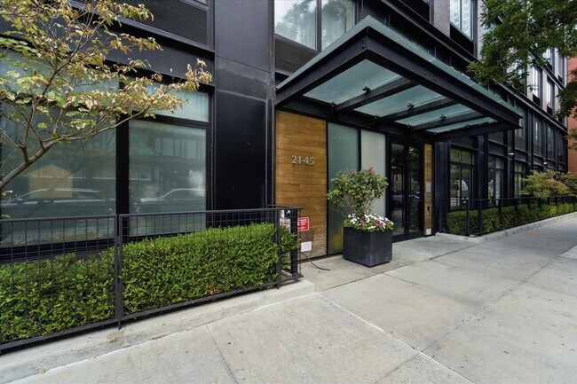Foto del edificio - 21-45-45 44th Dr
