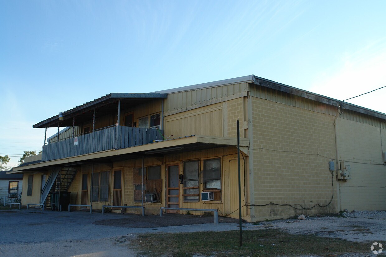 Primary Photo - 211 Western At West C Ave