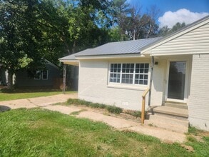 Building Photo - 709 Vassar Dr