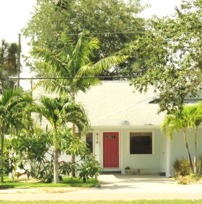 Building Photo - 416 Narvaezi St