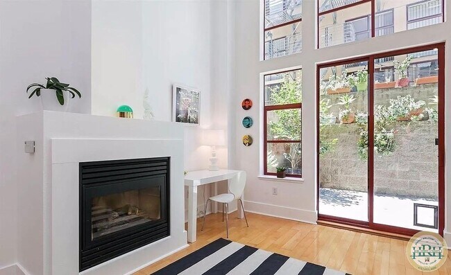 Foto del edificio - Spacious 1BR|2BA Loft Style Condo in the h...