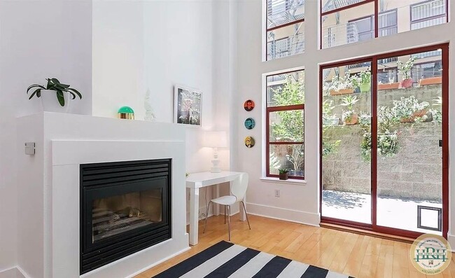 Building Photo - Spacious 1BR|2BA Loft Style Condo in the h...