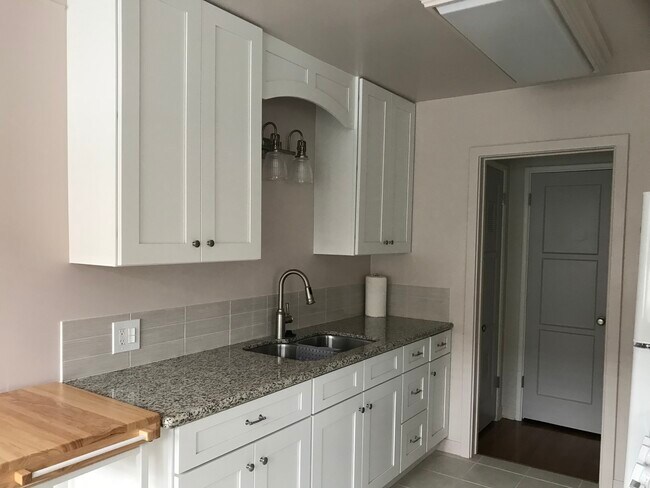 Kitchen - 2021 Ocean Park Blvd