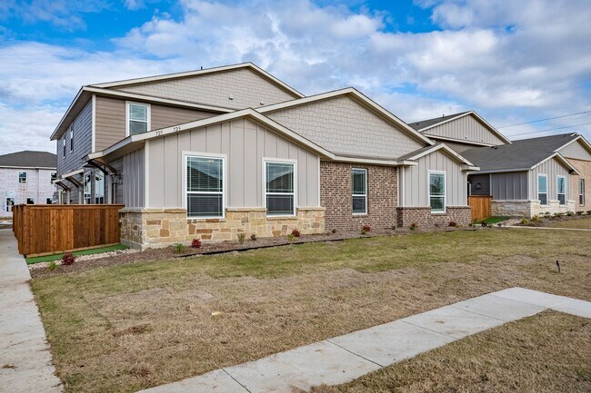 Foto del edificio - AVAILABLE NOW! GORGEOUS 2 BEDROOM FOUR PLE...