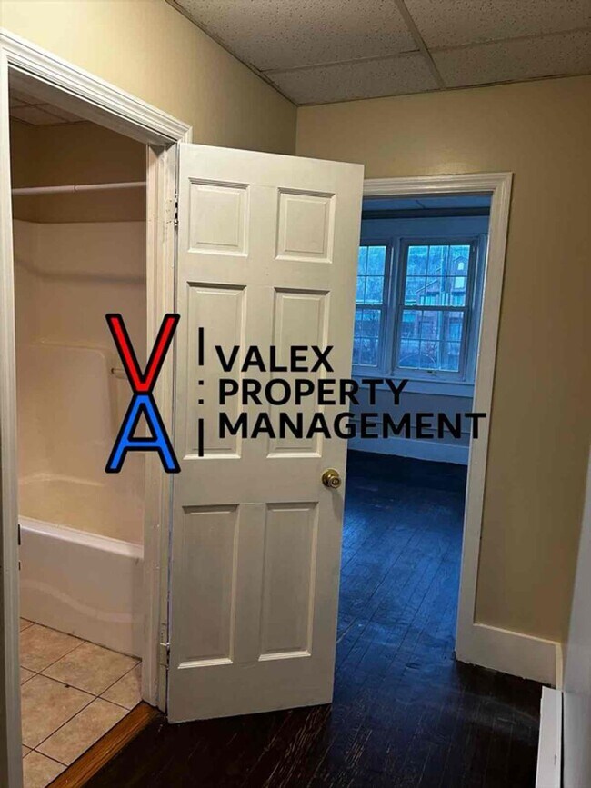 Building Photo - 552 Main St