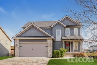 Building Photo - 10201 N Lewis Ave