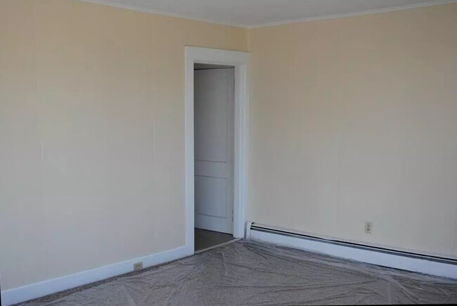 Living Room (18' x 14.5') - 208 Islington St
