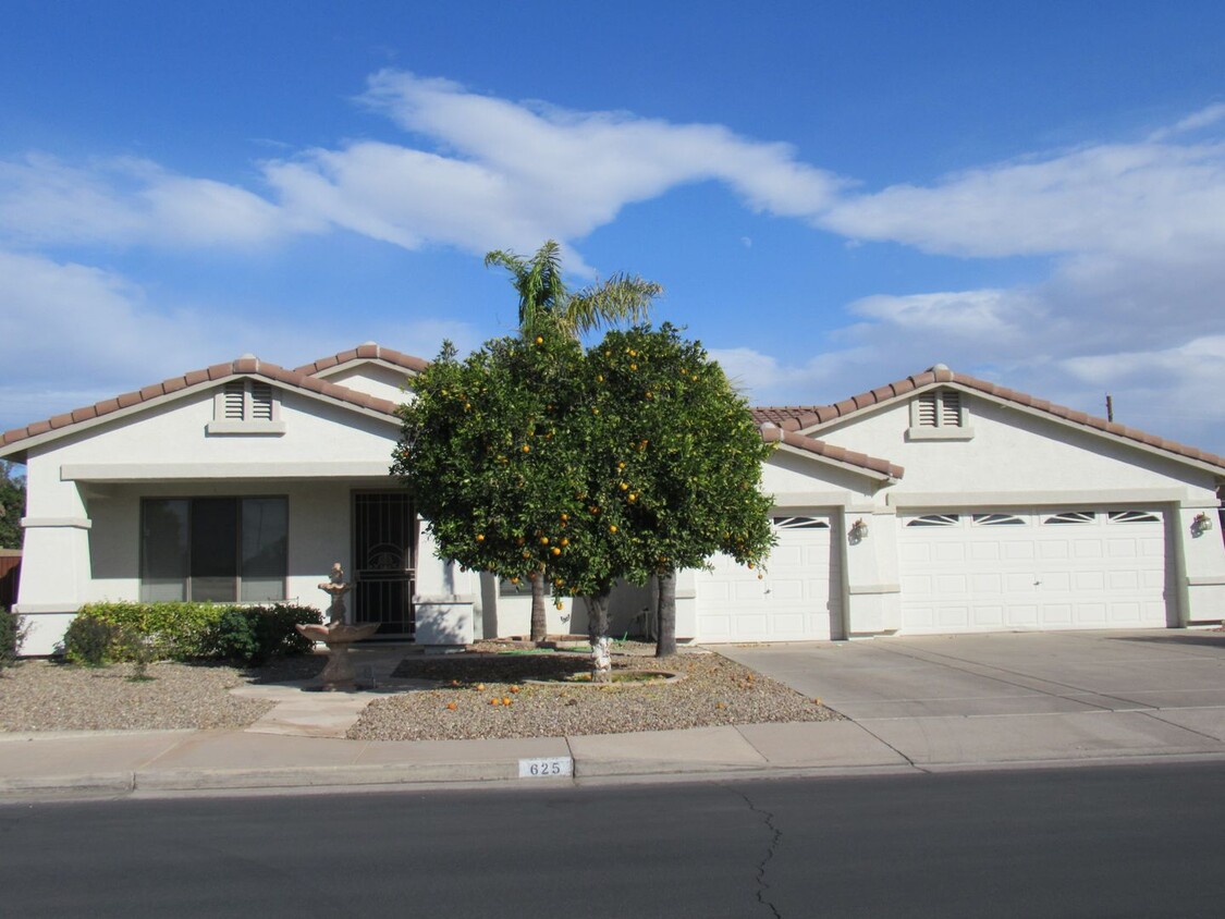 Foto principal - Nice 4 Bedroom Home in North East Mesa!