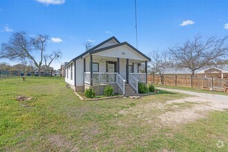 Building Photo - 401 Eberhart Ln