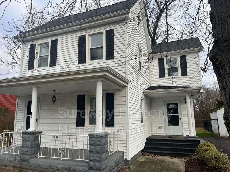 Foto principal - 220 N Locust Ave