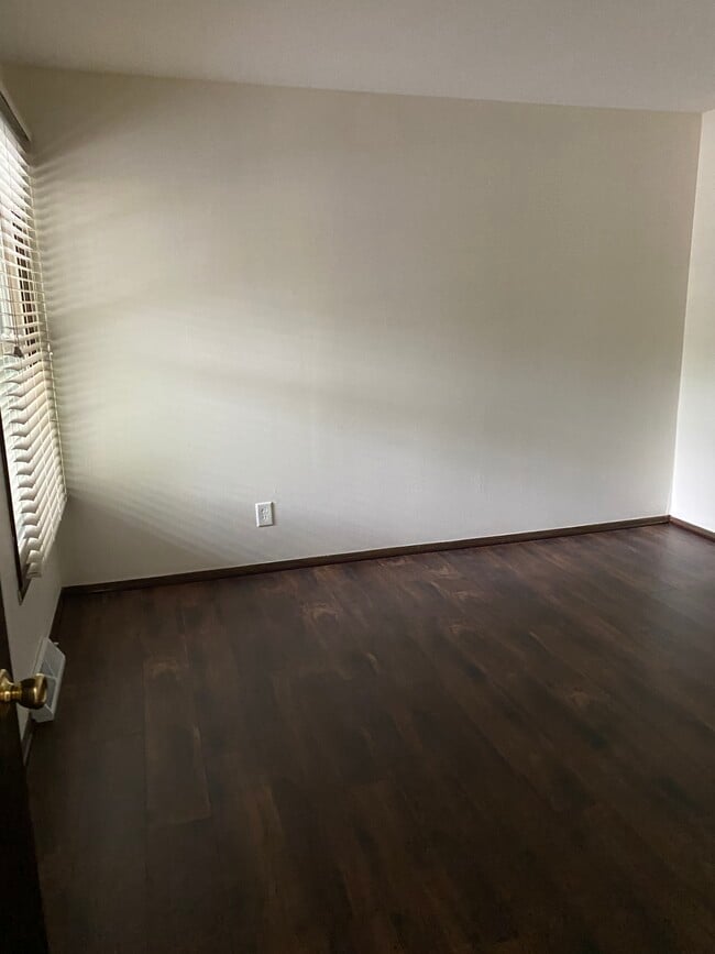 Office/Den - 525 Forest Ct