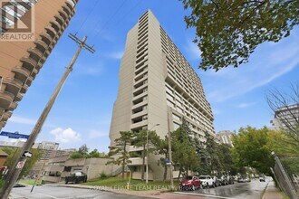 Building Photo - 530 Laurier Ave W