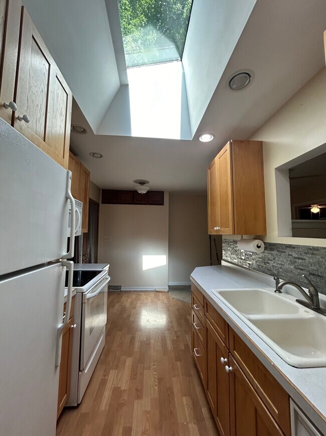 Foto del edificio - 4710 Highcrest Rd