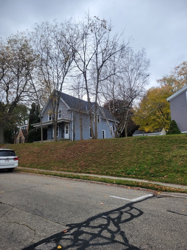 Building Photo - 213 S Webster St