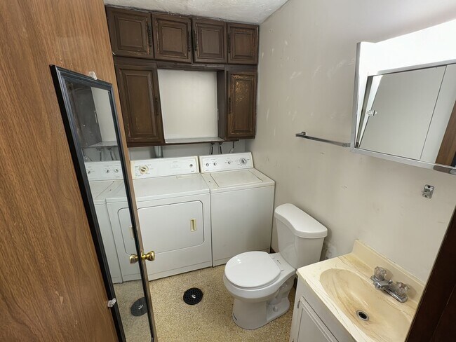 Foto del edificio - 2-Bedroom Townhouse with Off-Street Parking