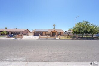 Building Photo - 1429 S Pagent Ave