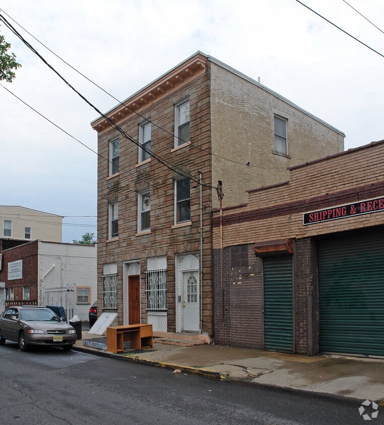Building Photo - 62 Elm St