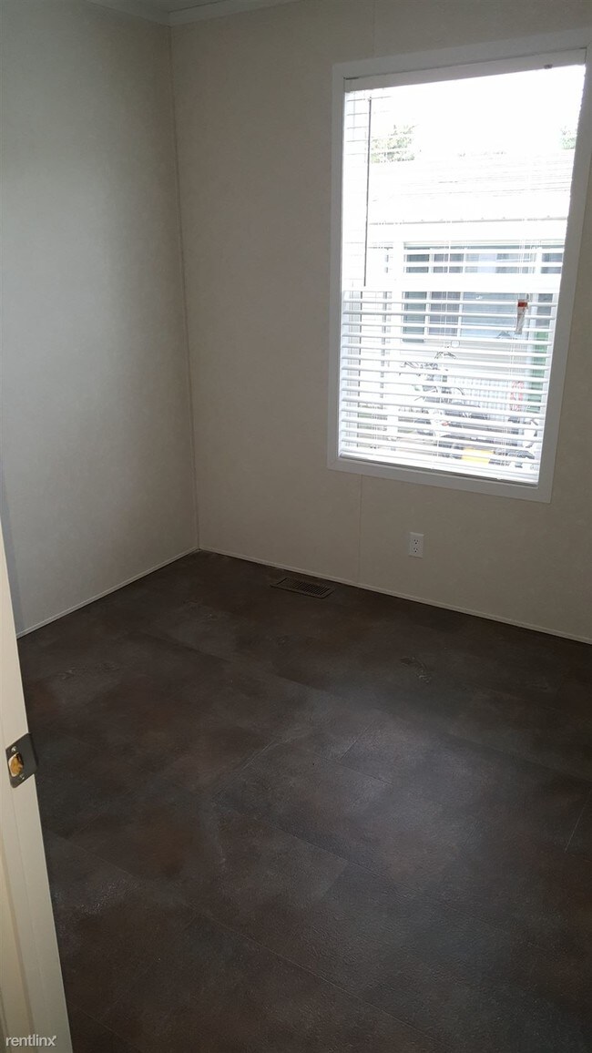 Building Photo - 124 Pinewood Est