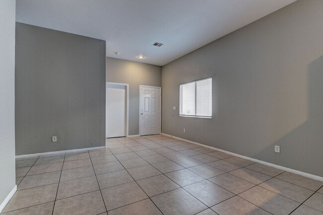 Building Photo - Welcome to this beautifully maintained sin...