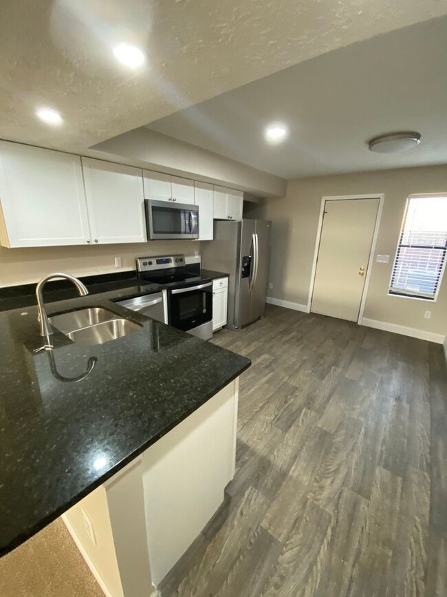 Foto del edificio - 3243 Summerhill Ln