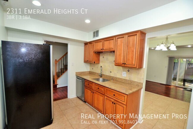 Building Photo - Beautifully Updated 3 Bedroom End Unit For...