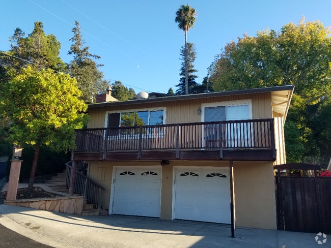 Building Photo - 623 Oakdale Ave
