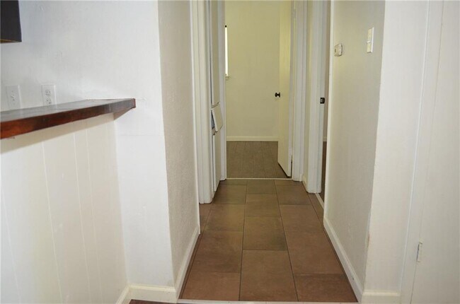 Building Photo - 300 Canion St