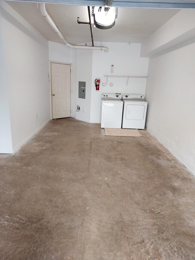 Building Photo - 330 Crestwood Cir
