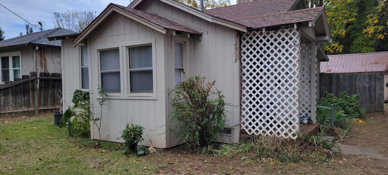 Foto principal - Charming 1 Bedroom Home With Bonus Area