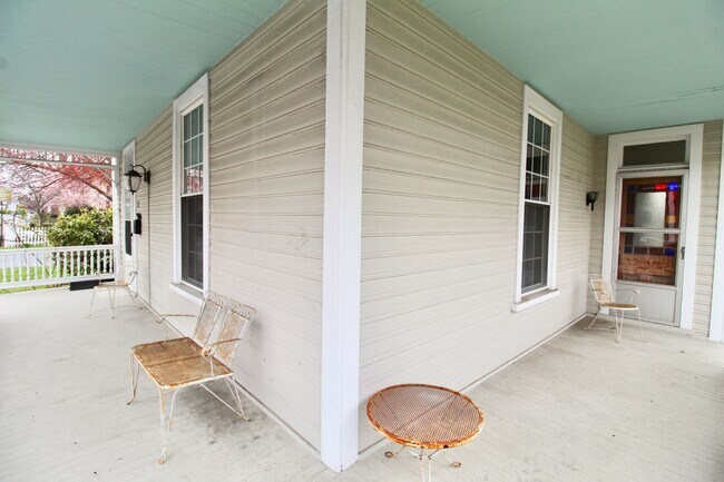 Building Photo - Charming 3 bedroom, 2 bath Historic Downto...