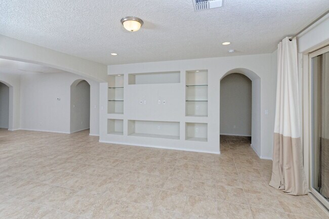 Foto del edificio - Larger 1 story home in Loma Colorado across the street from small park.