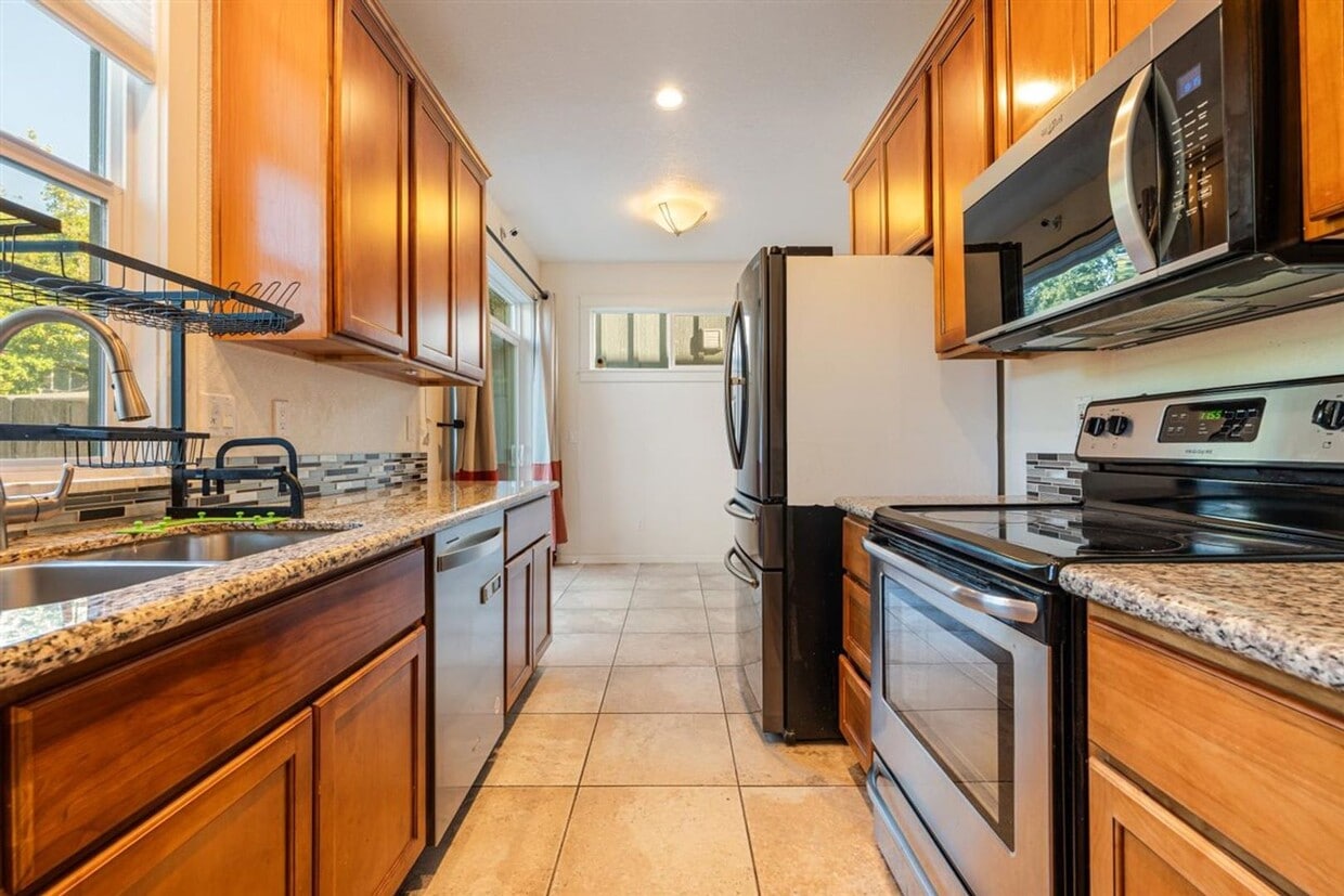 Primary Photo - Charming 3 Bedroom 2.5 Bath Condo Availabl...