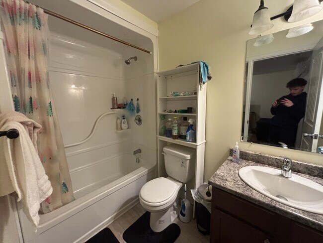 Photo du bâtiment - 2 Bedroom Apartment for Rent