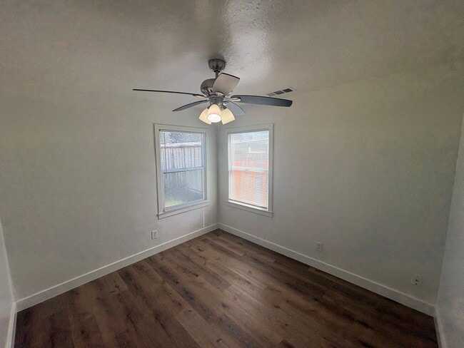 Building Photo - 3 Bedroom 1 Bath S Visalia available now