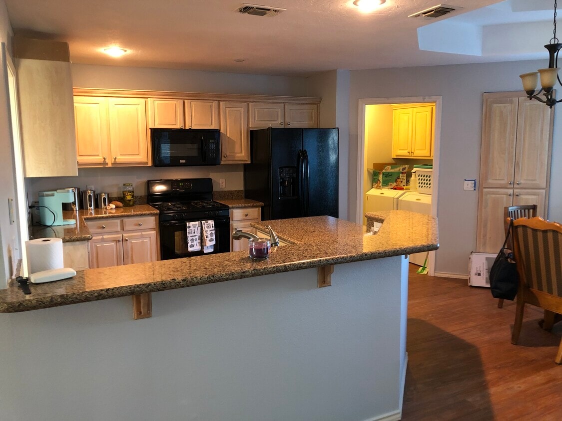 Building Photo - 825 Fairway St