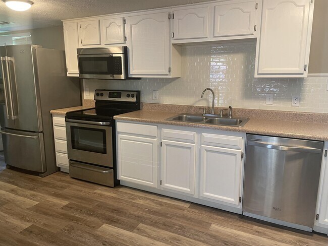 Foto del edificio - 645 Cornerbrook Ln